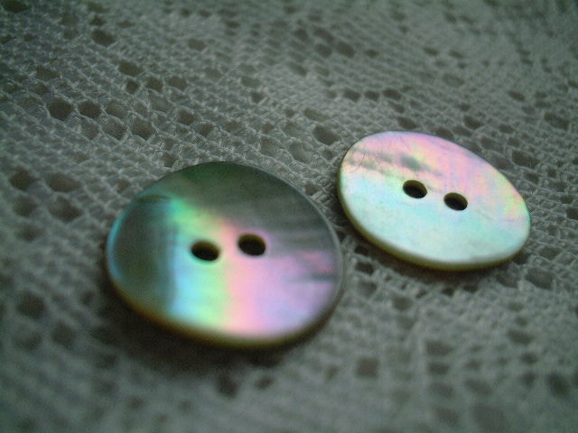 画像: K71*9〜35mm*真珠貝のボタン